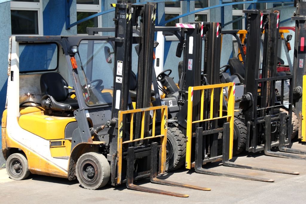 Forklift certification Calgary displayed with parked forklifts outside a training facility